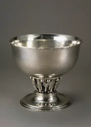 Ciotola di frutta in argento martellato e cesellato