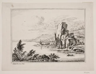 Paesaggio montano vicino a un lago