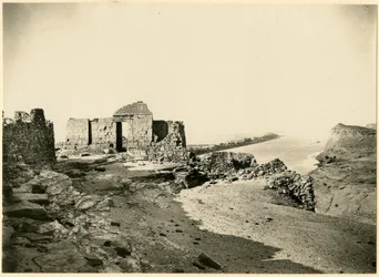 Rovine del tempio, con il Nilo sullo sfondo, Qasr Ibrim, Egitto, fotografia di Georg Steindorff, ca 1930