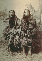 Due donne Comanche e un bambino piccolo