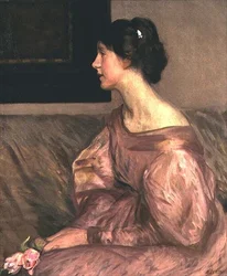 Ritratto di una signora seduta, a mezzo busto di profilo con due rose rosa e un vestito rosa
