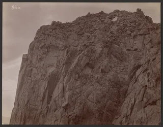 [Cima di montagna con capannone]