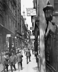 Bow Lane guardando a nord, Città di Londra, c1920