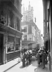 Bow Lane guardando a sud, City of London, c. 1930