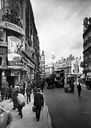 Persone che camminano davanti al Teatro Astoria in Charing Cross Road, Westminster, Londra, primi anni 1930