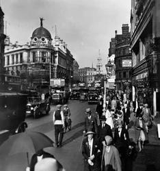 The Strand con il Gaiety Theatre a sinistra e St Clement Danes, Westminster, Londra