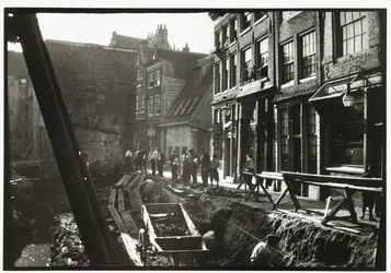 Operai in e su un cantiere alla Nieuwendijk ad Amsterdam