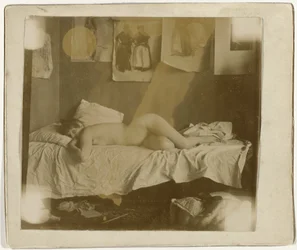 Marie Jordan nuda sdraiata su un letto