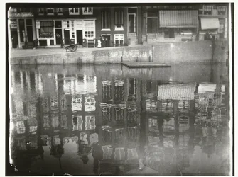 Riflesso delle case sui canali nell