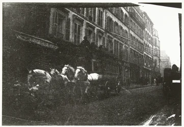 Veduta di strada con cavalli e carrozza a Parigi