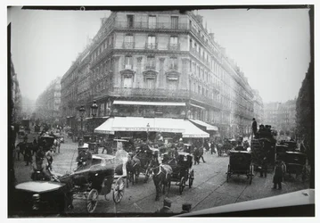 Veduta di strada in un incrocio affollato a Parigi