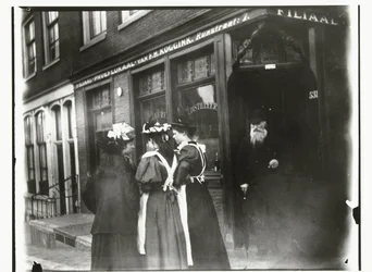 Quattro giovani donne in strada davanti alla sala di degustazione Koggink in Runstraat ad Amsterdam