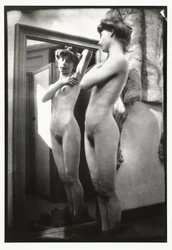 Nudo femminile davanti allo specchio