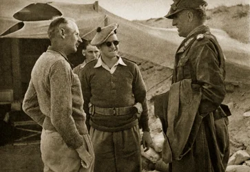 Il generale Thoma (a destra), appena catturato a El Alamein, e il generale Montgomery (a sinistra) il 4 novembre 1942 (foto b/n)
