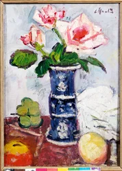 Rose rosa in un vaso cinese blu e bianco a forma di Gu