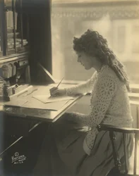 Mary Pickford che scrive a una scrivania
