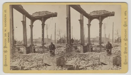 Stereografia di un uomo che raffredda una cassaforte tra le rovine dopo l