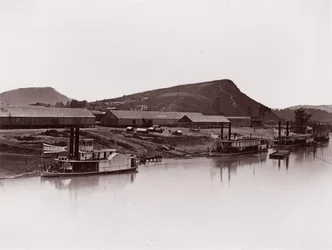 Fiume Tennessee a Chattanooga e Sperone di Lookout Mountain, ca. 1864
