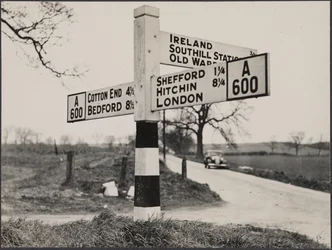 Un cartello stradale a dito tra Bedford e Shefford, 1940-60 circa (foto)