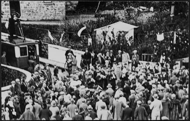 Folla durante il Flora Day per il Furry Dance di Helston, 1925-35 (foto)