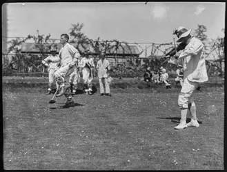 Membri della compagnia Bampton Morris si esibiscono in una danza