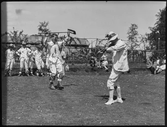 Membri della compagnia Bampton Morris si esibiscono in una danza
