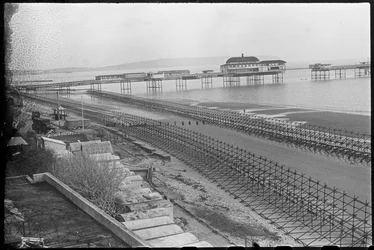 La spiaggia di Shanklin, che mostra due file di impalcature dell