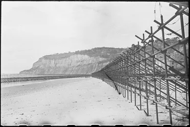 La spiaggia di Shanklin, che mostra due file di impalcature dell