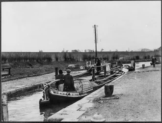 Due chiatte del canale che attraversano una chiusa sul Grand Union Canal vicino a Marsworth