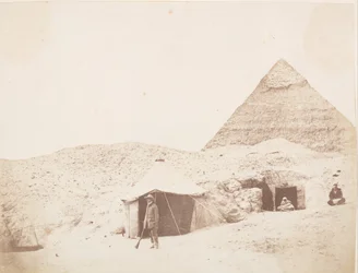 Il Fotografo davanti alla sua Tenda sul Sito della Piramide di Khafre Chephren