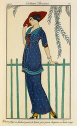 Abito da spiaggia in foulard decorato con grosgrain di tussor, cappello in camoscio rosso. Costumi Parigini n.15. Donna che indossa un abito da spiaggia e una sciarpa di seta grezza rifinita con grosgrain a pois blu e un cappello rosso.