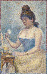 Giovane donna che si incipria