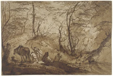 Su un sentiero nel bosco un cavallo tira un albero da una pozza, guidato da quattro uomini