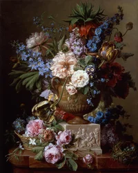 Natura morta con fiori in un vaso di pietra su un piedistallo