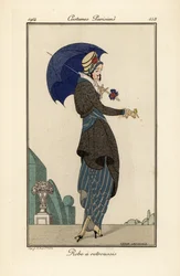 Donna con vestito arricciato e cappotto con cappello e parasole