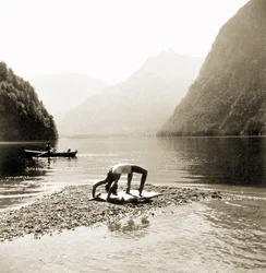 Eva Braun in costume da bagno mentre si allena al Koenigssee