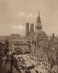 Munchen / Monaco: Marienplatz con il nuovo municipio (foto b/n)