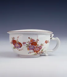 Un bourdaloue di Bottger di forma ovale irregolare dipinto nello stile di Johann Ehrenfried Stadler, c.1725