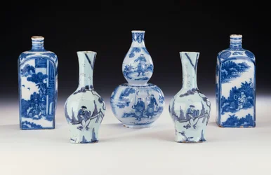 Una selezione di ceramiche blu e bianche di Francoforte in stile cinese, inclusi due fiaschette di spirito blu e bianche di Francoforte, un paio di vasi ottagonali Yan Yan di Francoforte e un vaso a doppia zucca blu e bianco di Francoforte, c.1700-10