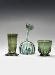 Un bicchiere waldglas, uno strangenglas e un kuttrolf
