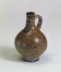 Bottiglia di Vino Bartmannkrug o Bellarmine decorata con una Maschera Barbuti Applicata, Germania, c.1630-40