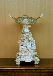Alzata per torte con cherubini che rappresentano le stagioni, c.1830