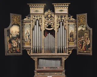 Organo del coro con pannelli aperti (legno e metallo)