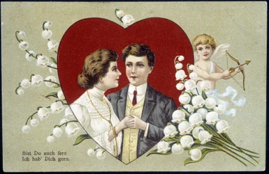 Coppia di innamorati in un cuore circondato da mughetti e Cupido (Eros) - cartolina tedesca, XX secolo