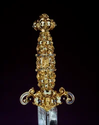 Manico di pugnale in argento cesellato e smaltato