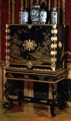 Mobile decorato su supporto, attribuito a Gerard Dagly, maestro della lacca di Berlino rinomato come copista orientale, c.1700
