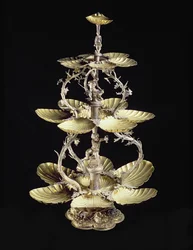 Centrotavola in rilievo con piatti a forma di conchiglia di D.T. Moye, Amburgo, 1633-44 (argento dorato)