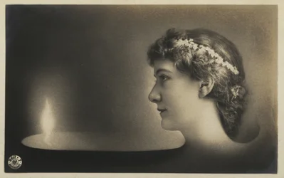 Ragazza con una fiamma