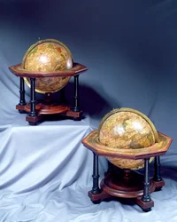 Coppia di globi da tavolo, realizzati da Isaac Habrecht, Strasburgo, 1625, seconda edizione di Johann Christoph Weigel, Norimberga, 1675