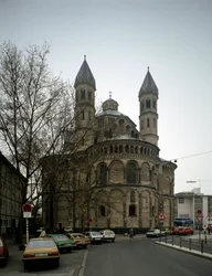 Arte romanica: vista della chiesa degli Apostoli